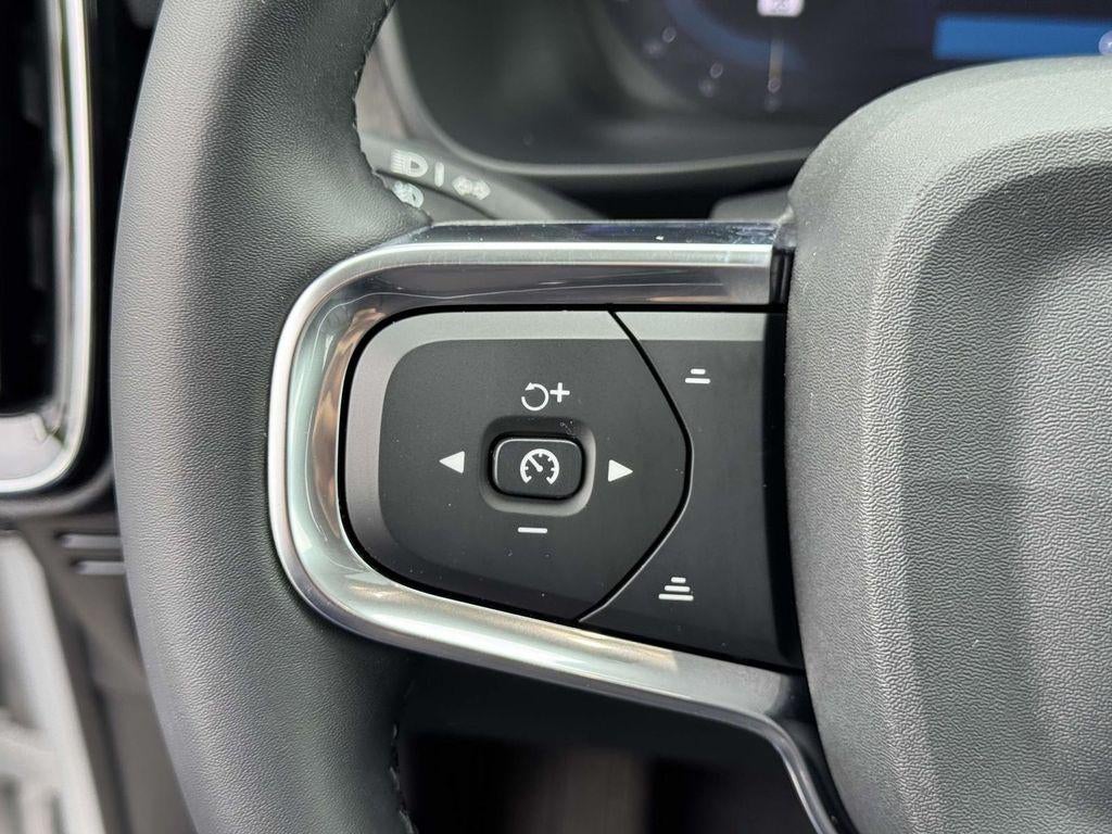 2023 Volvo XC40 B5 Ultimate Bright Theme