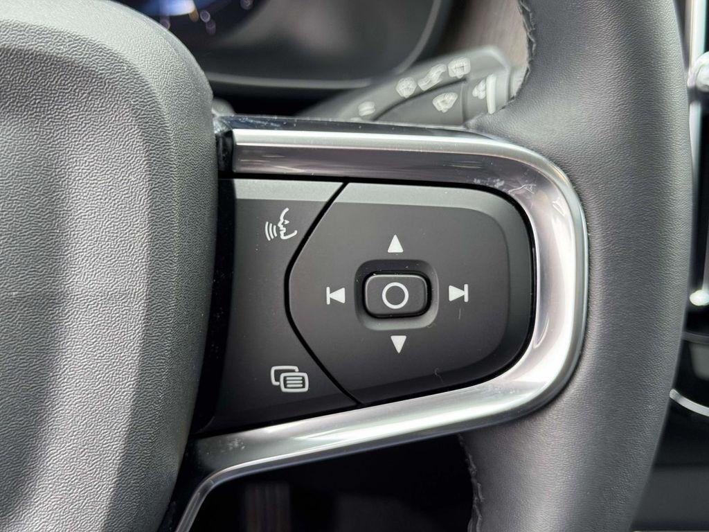 2023 Volvo XC40 B5 Ultimate Bright Theme