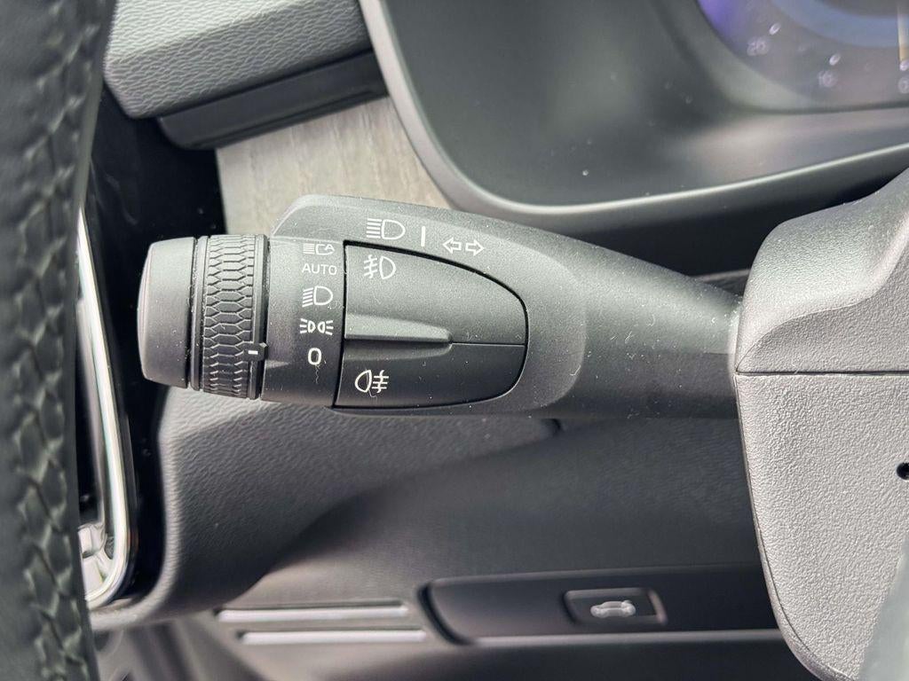 2023 Volvo XC40 B5 Ultimate Bright Theme