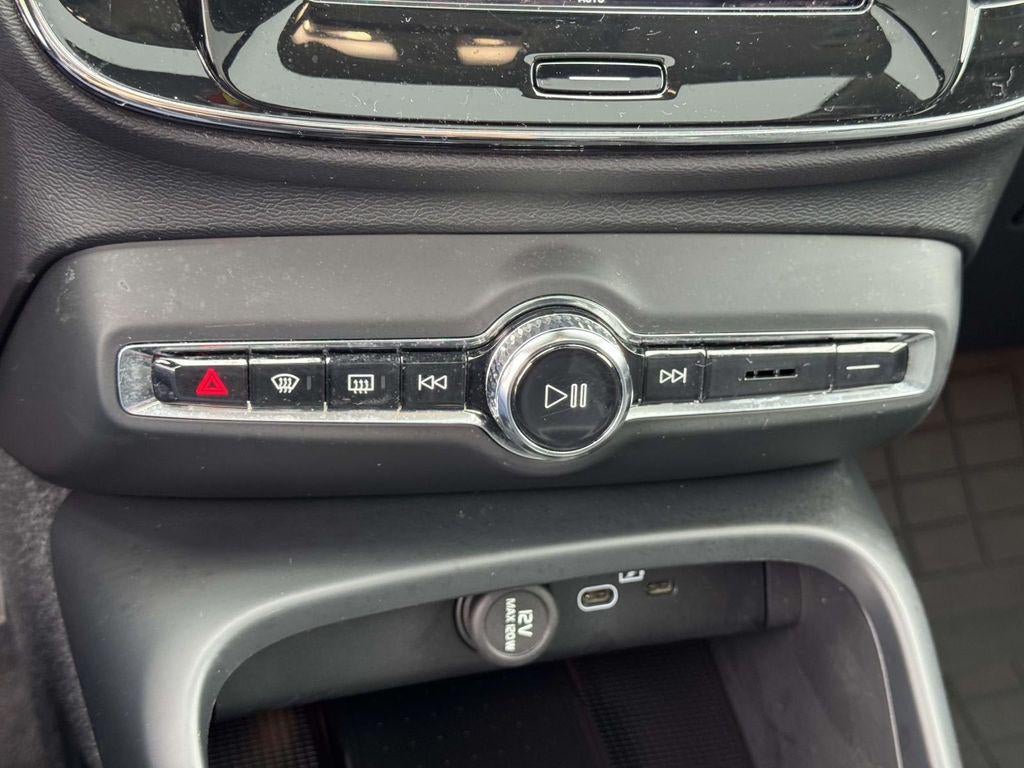 2023 Volvo XC40 B5 Ultimate Bright Theme