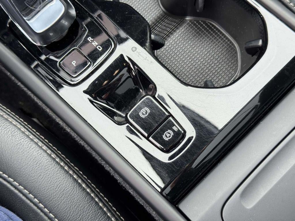 2023 Volvo XC40 B5 Ultimate Bright Theme
