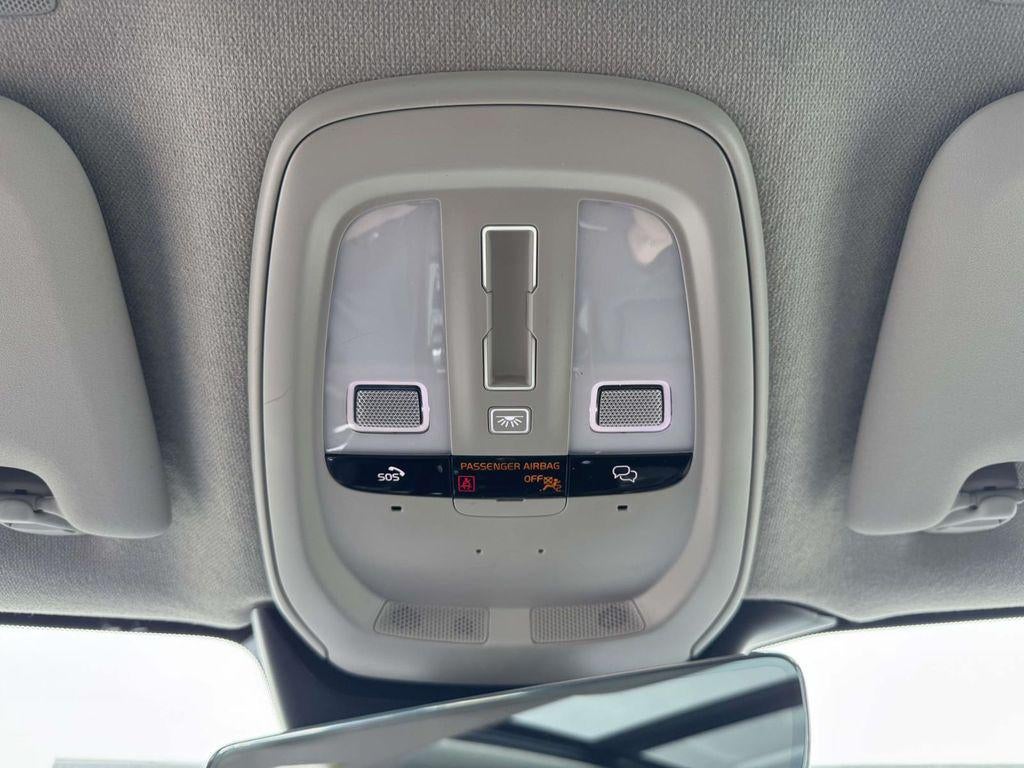 2023 Volvo XC40 B5 Ultimate Bright Theme