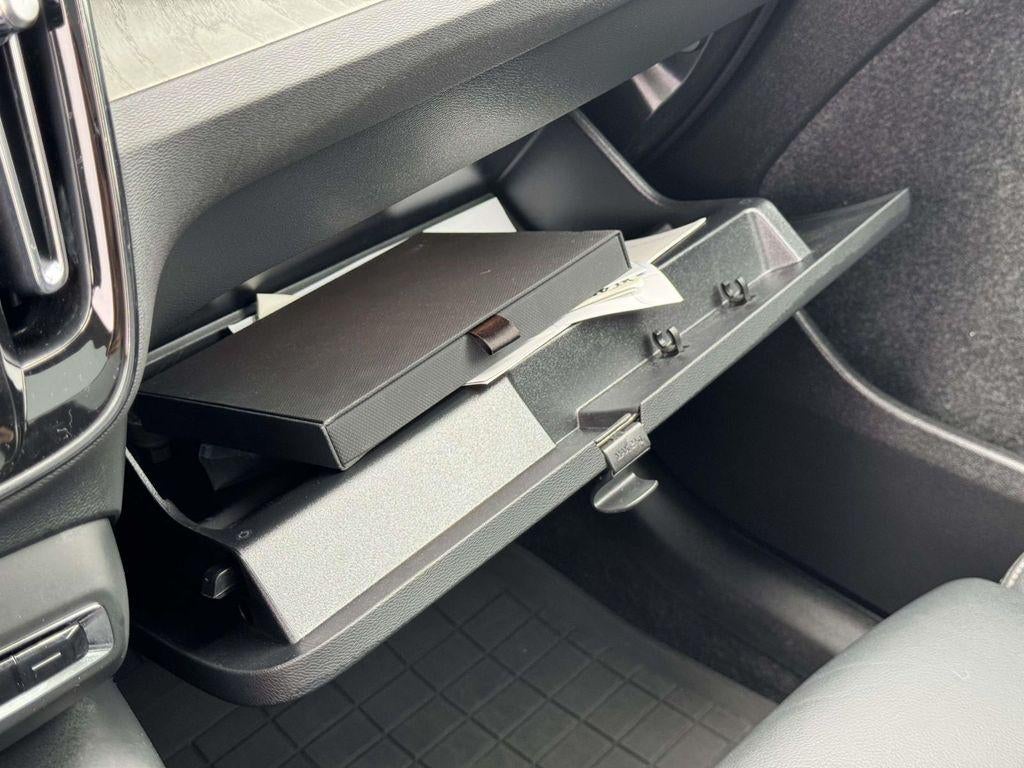 2023 Volvo XC40 B5 Ultimate Bright Theme