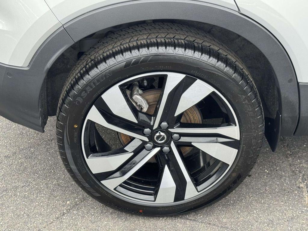 2023 Volvo XC40 B5 Ultimate Bright Theme