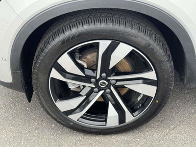 2023 Volvo XC40 B5 Ultimate Bright Theme