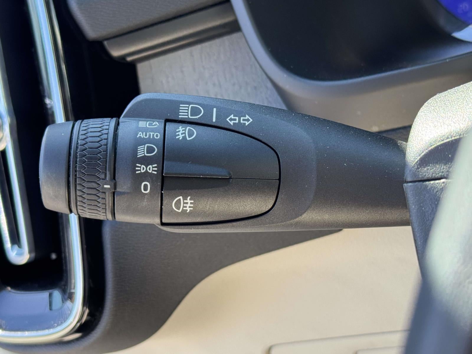 2023 Volvo XC40 B5 Ultimate Bright Theme