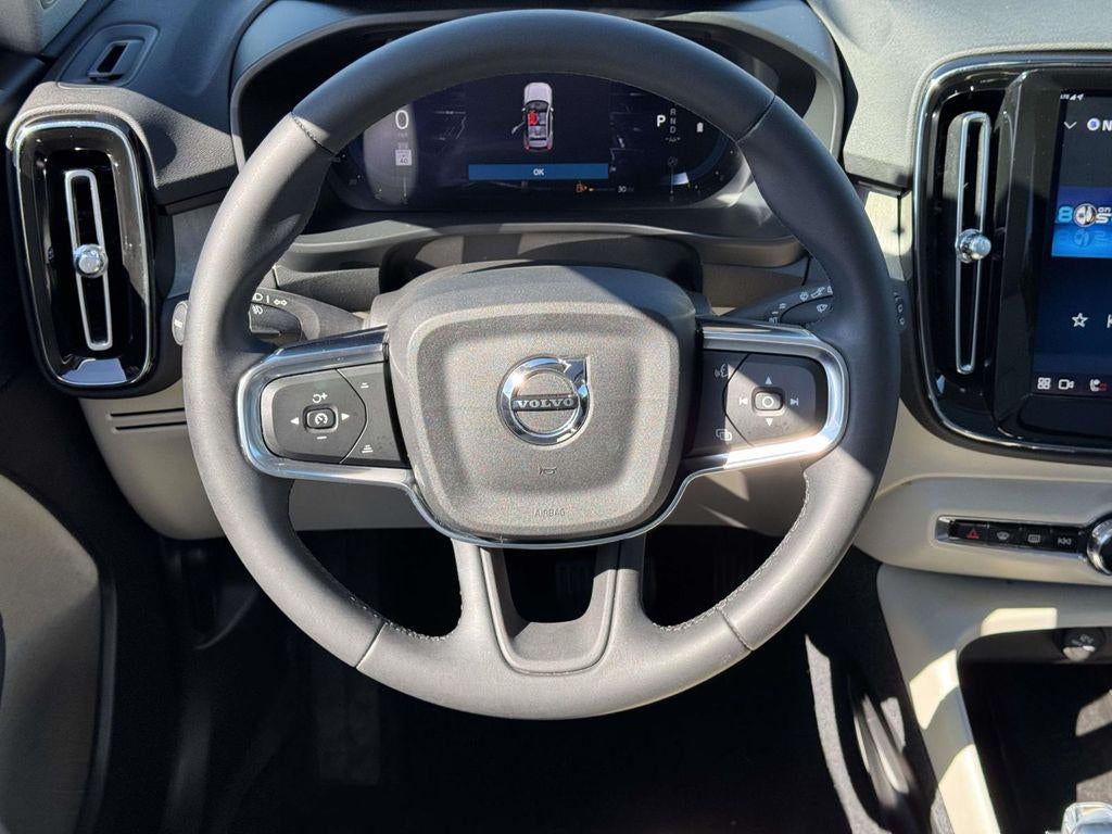 2023 Volvo XC40 B5 Ultimate Bright Theme