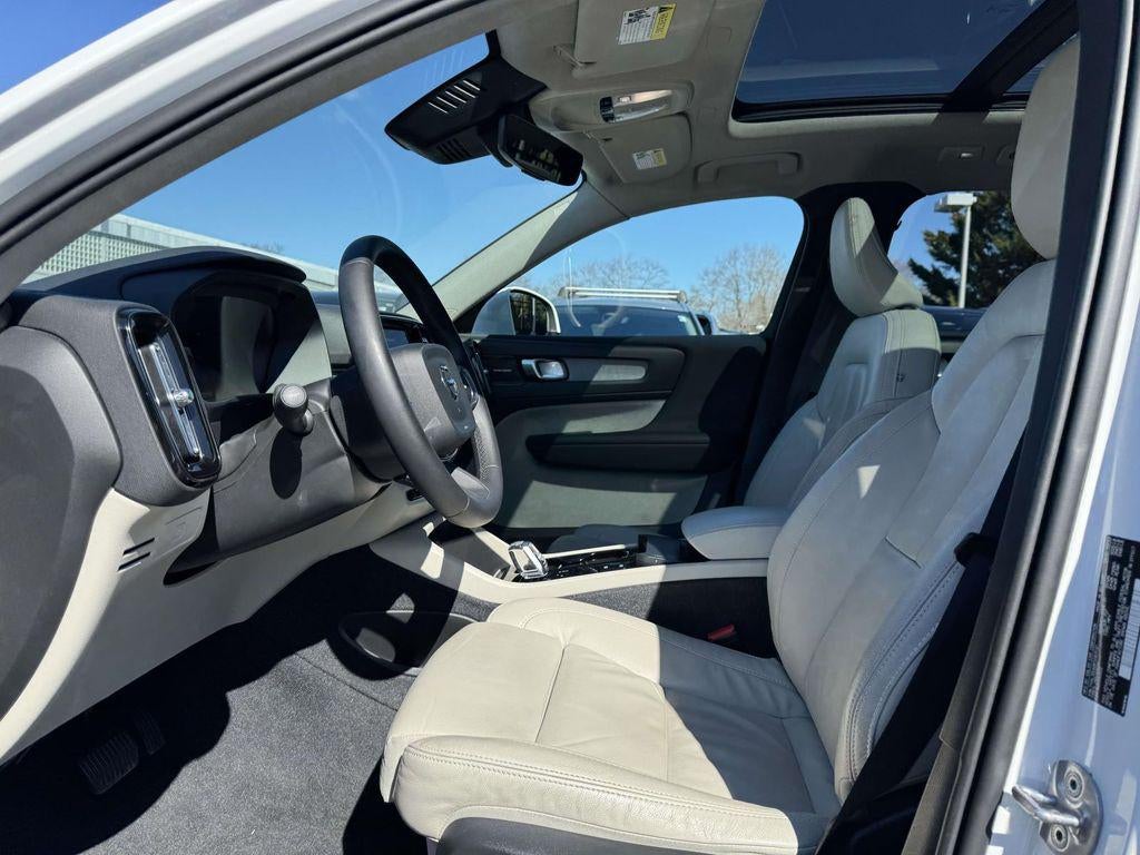 2023 Volvo XC40 B5 Ultimate Bright Theme