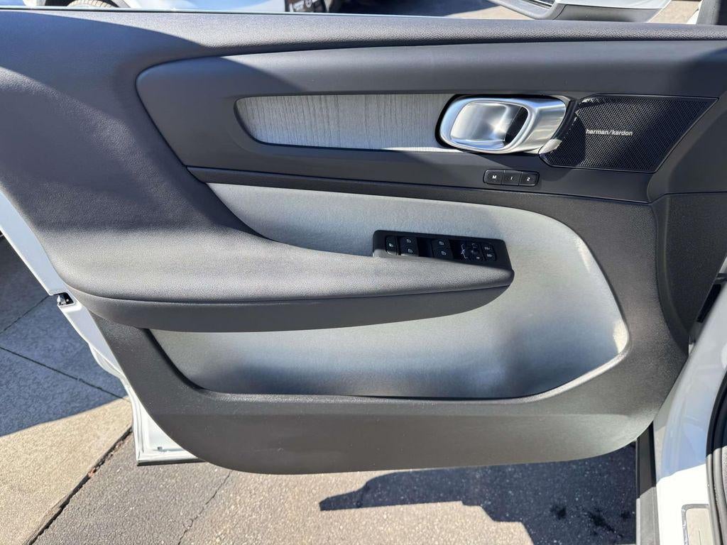 2023 Volvo XC40 B5 Ultimate Bright Theme