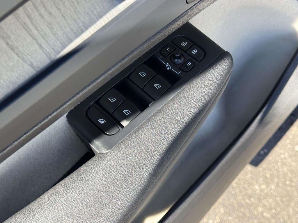 2023 Volvo XC40 B5 Ultimate Bright Theme