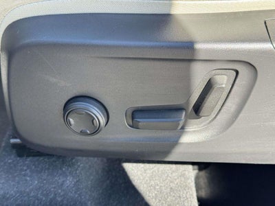2023 Volvo XC40 B5 Ultimate Bright Theme