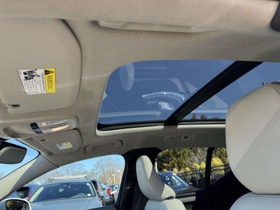 2023 Volvo XC40 B5 Ultimate Bright Theme