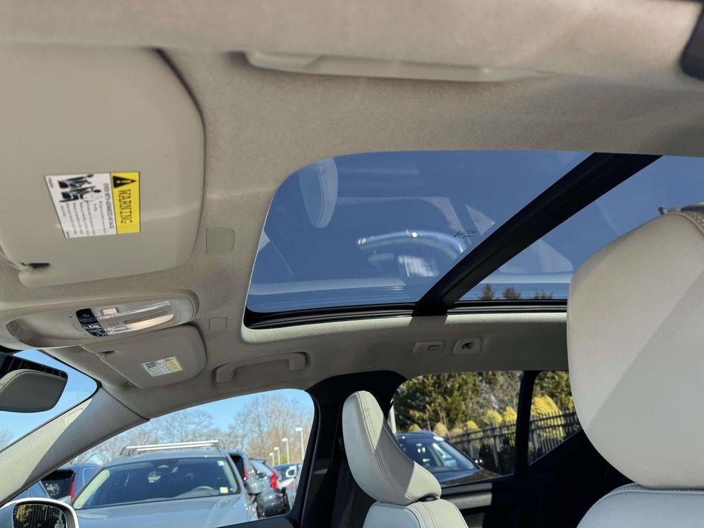 2023 Volvo XC40 B5 Ultimate Bright Theme