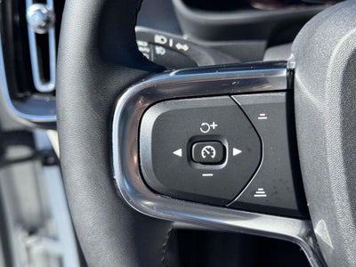 2023 Volvo XC40 B5 Ultimate Bright Theme