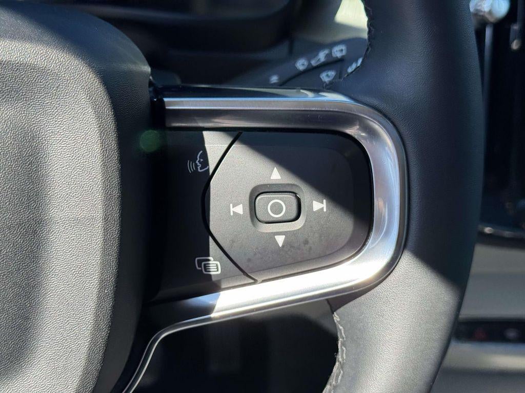 2023 Volvo XC40 B5 Ultimate Bright Theme