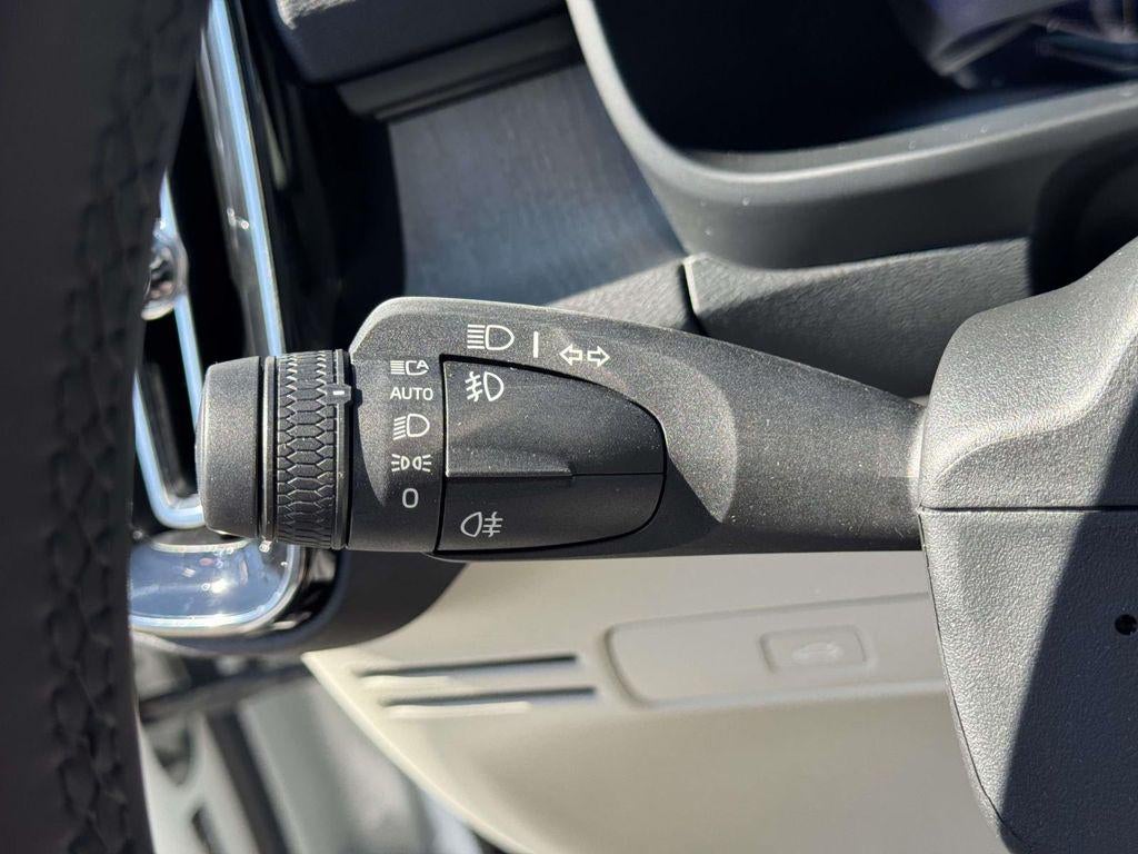 2023 Volvo XC40 B5 Ultimate Bright Theme