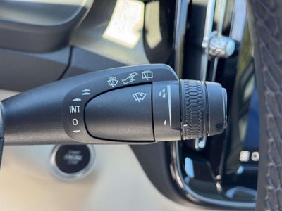 2023 Volvo XC40 B5 Ultimate Bright Theme