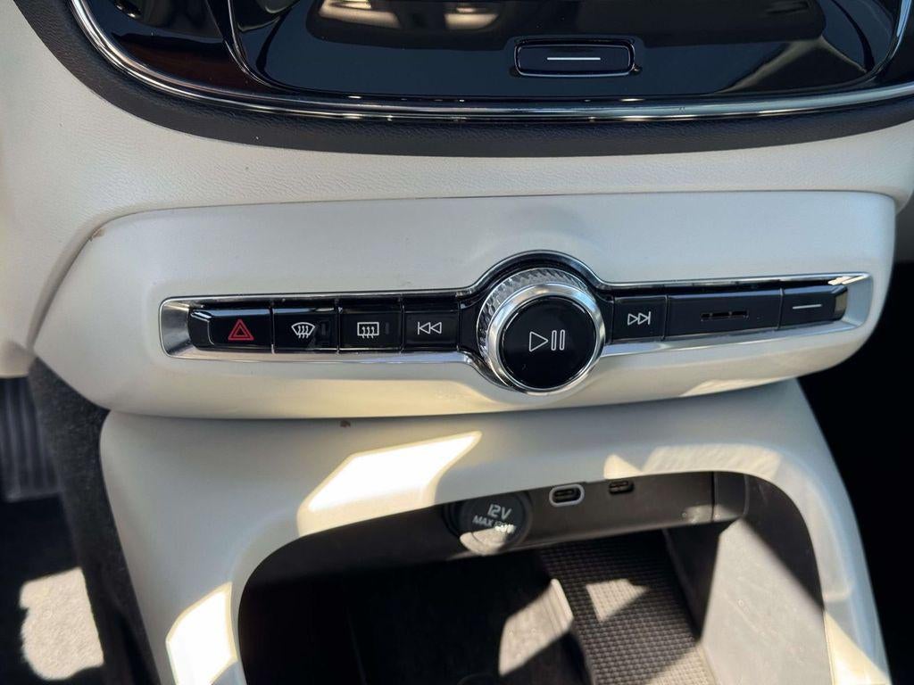 2023 Volvo XC40 B5 Ultimate Bright Theme