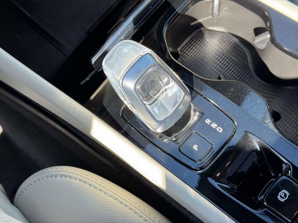 2023 Volvo XC40 B5 Ultimate Bright Theme