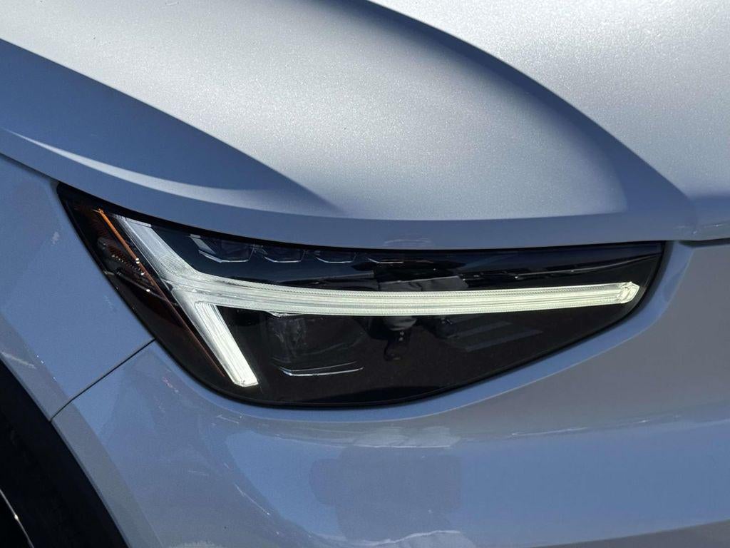2023 Volvo XC40 B5 Ultimate Bright Theme