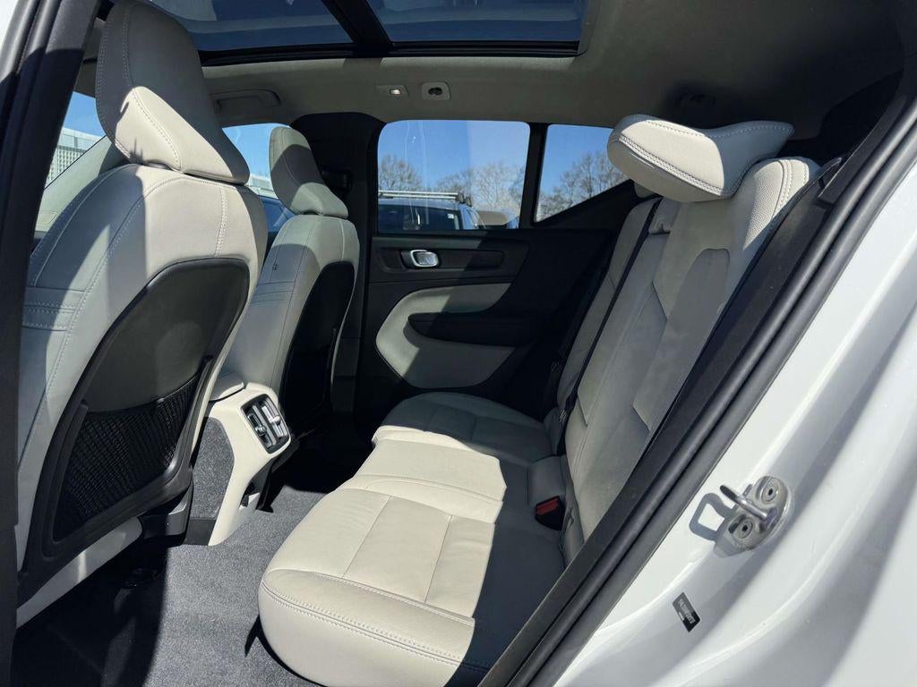 2023 Volvo XC40 B5 Ultimate Bright Theme