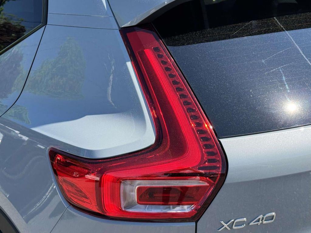 2026 Volvo XC40 Plus, B5 AWD Gas (mild hybrid), Dark