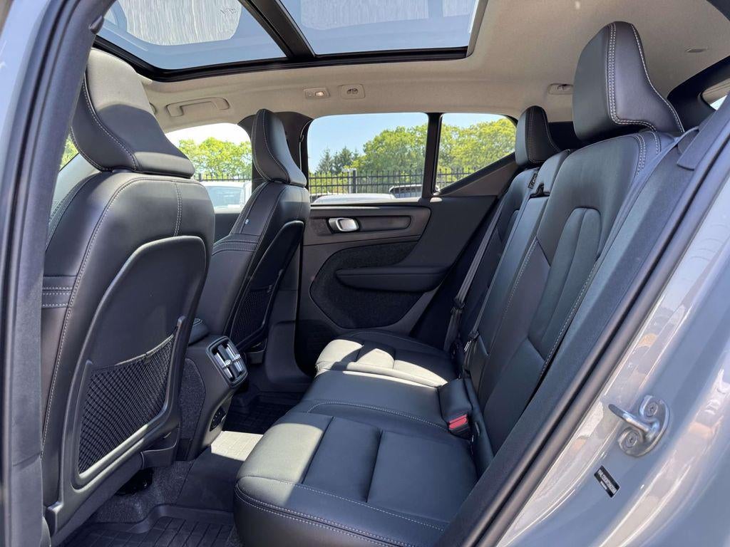 2026 Volvo XC40 Plus, B5 AWD Gas (mild hybrid), Dark