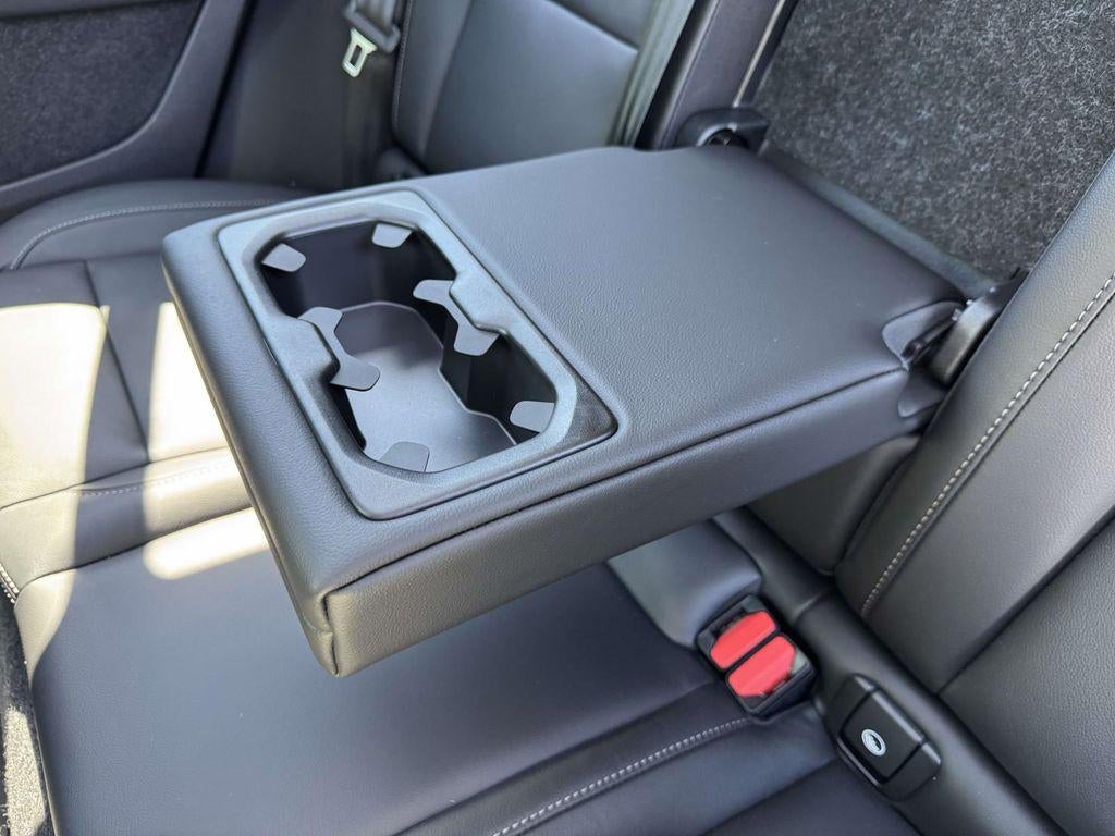 2026 Volvo XC40 Plus, B5 AWD Gas (mild hybrid), Dark