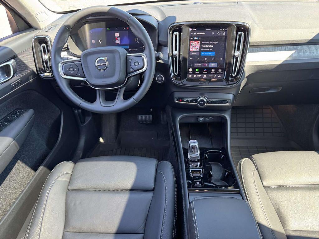 2026 Volvo XC40 Plus, B5 AWD Gas (mild hybrid), Dark