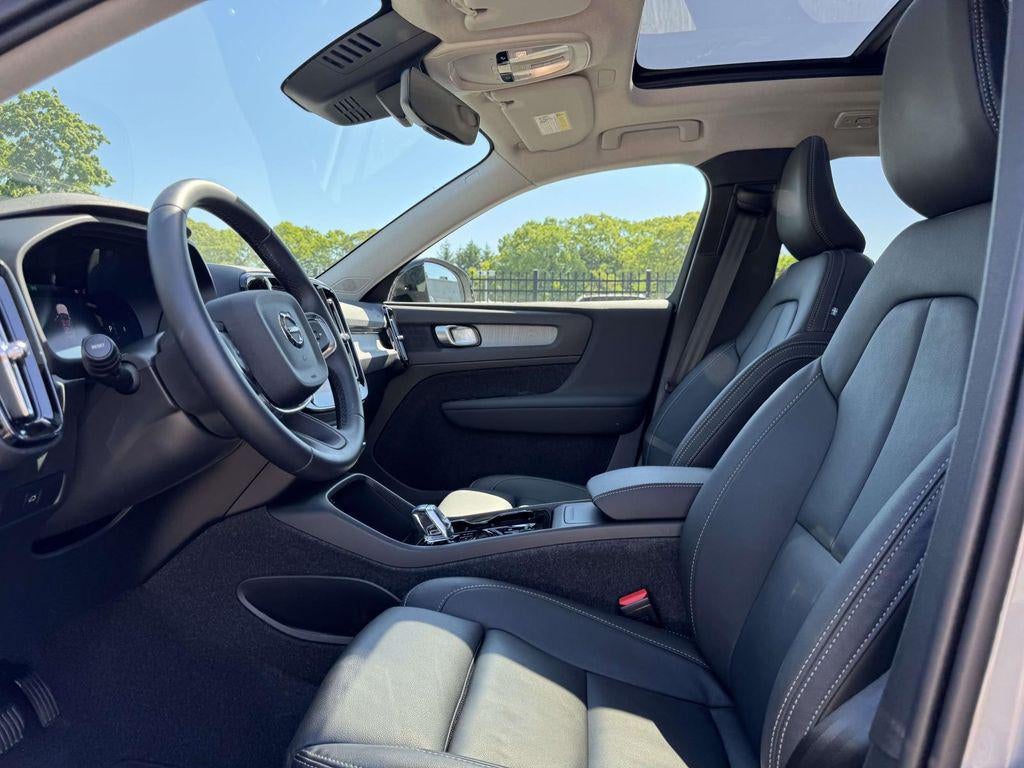 2026 Volvo XC40 Plus, B5 AWD Gas (mild hybrid), Dark