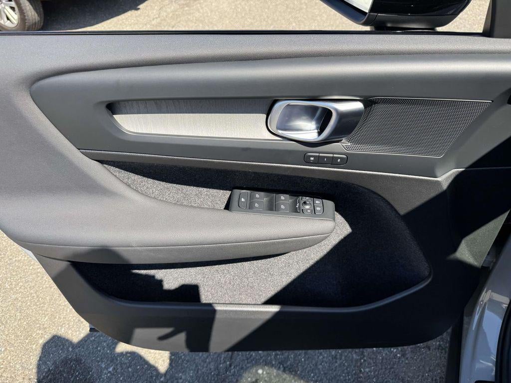 2026 Volvo XC40 Plus, B5 AWD Gas (mild hybrid), Dark