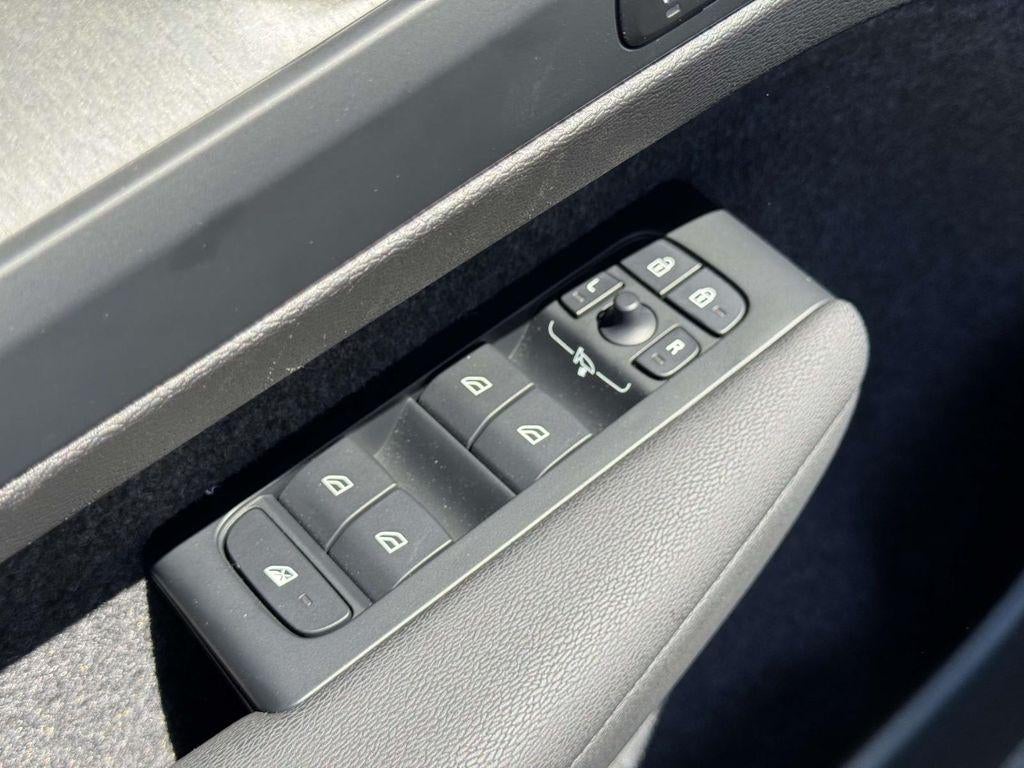 2026 Volvo XC40 Plus, B5 AWD Gas (mild hybrid), Dark