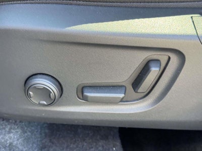 2026 Volvo XC40 Plus, B5 AWD Gas (mild hybrid), Dark
