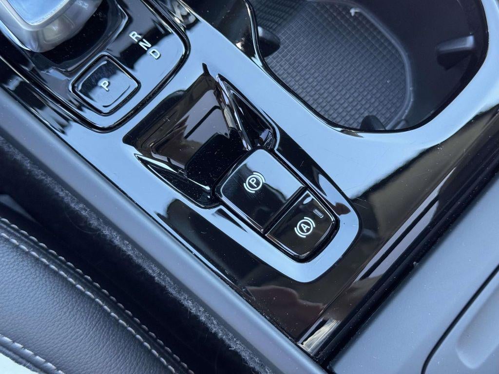 2026 Volvo XC40 Plus, B5 AWD Gas (mild hybrid), Dark