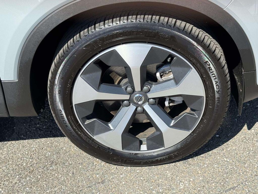 2026 Volvo XC40 Plus, B5 AWD Gas (mild hybrid), Dark