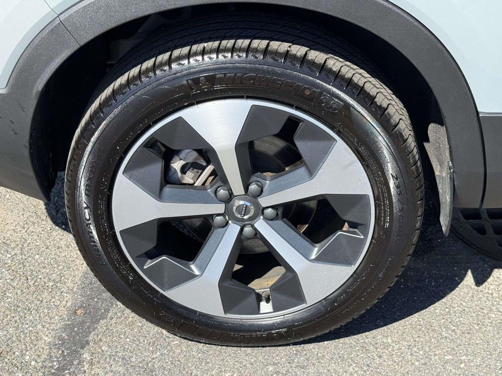2026 Volvo XC40 Plus, B5 AWD Gas (mild hybrid), Dark