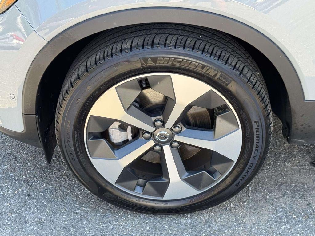 2026 Volvo XC40 Plus, B5 AWD Gas (mild hybrid), Dark