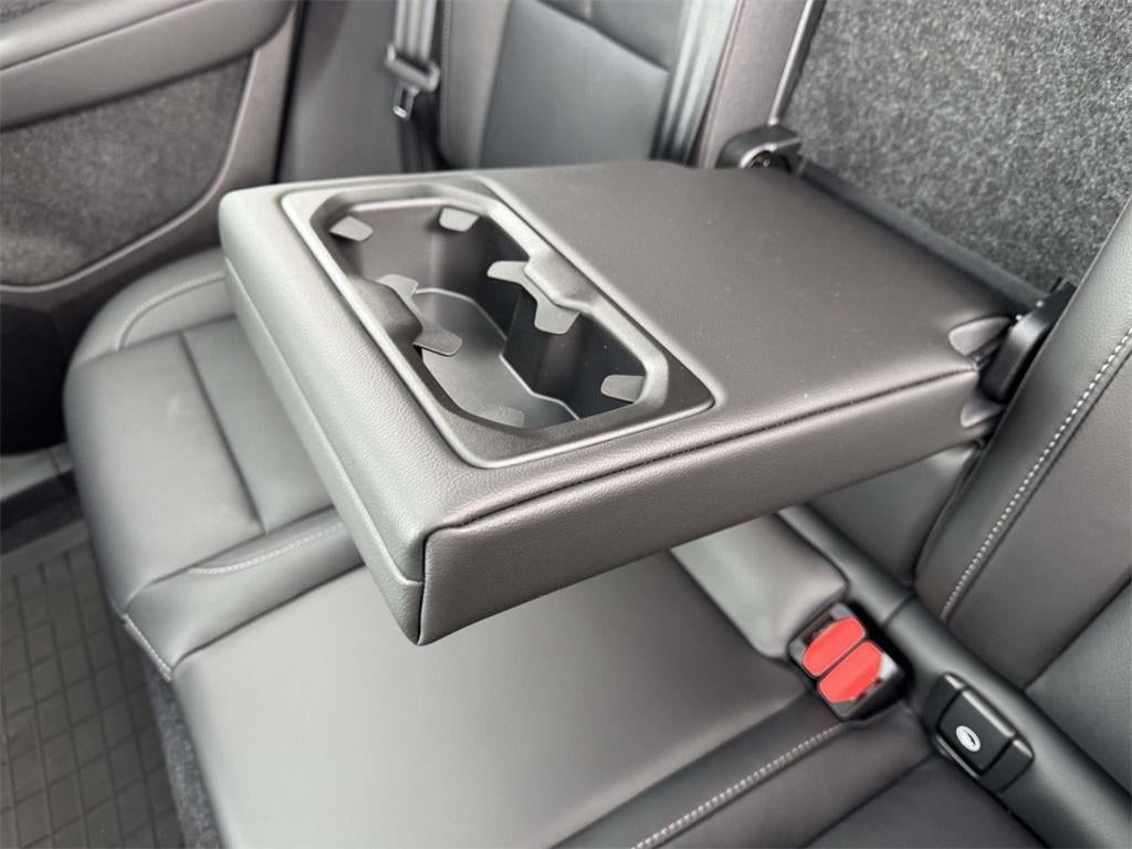 2026 Volvo XC40 Plus, B5 AWD Gas (mild hybrid), Dark