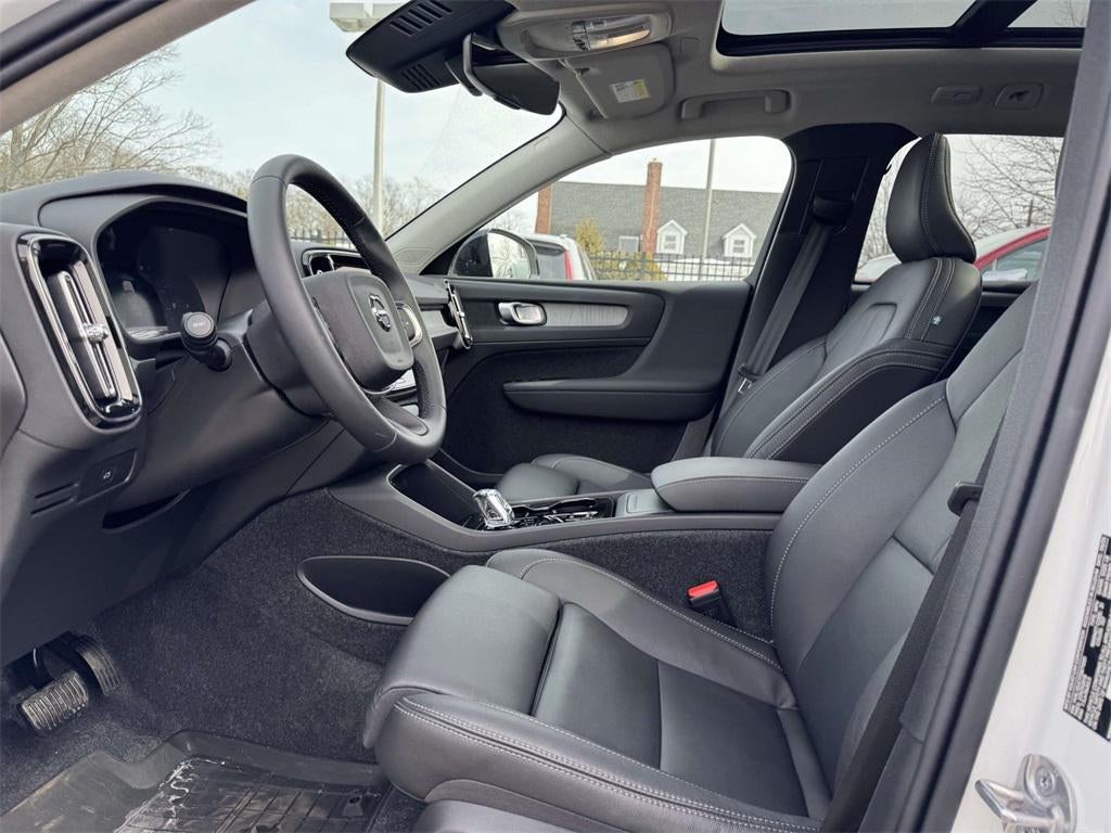 2026 Volvo XC40 Plus, B5 AWD Gas (mild hybrid), Dark