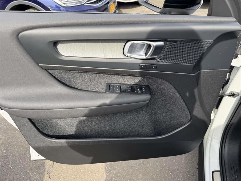 2026 Volvo XC40 Plus, B5 AWD Gas (mild hybrid), Dark