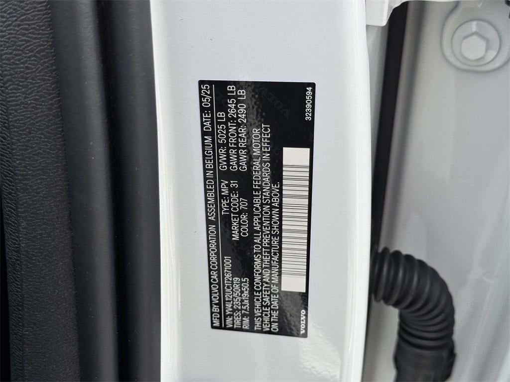 2026 Volvo XC40 Plus, B5 AWD Gas (mild hybrid), Dark