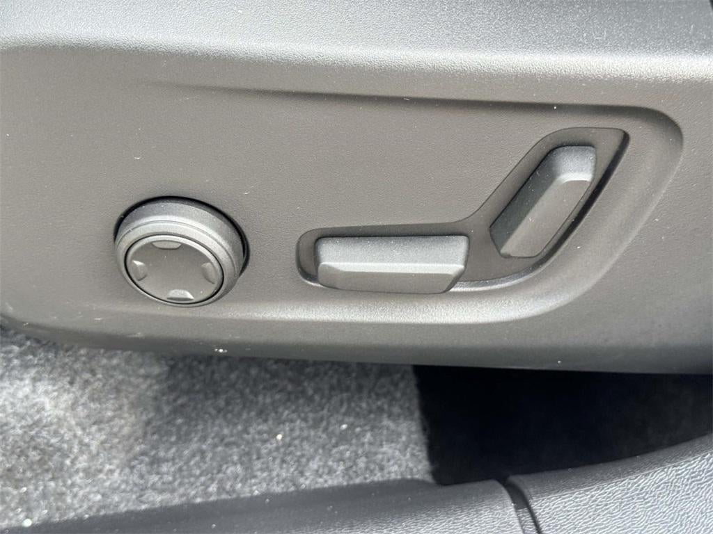 2026 Volvo XC40 Plus, B5 AWD Gas (mild hybrid), Dark