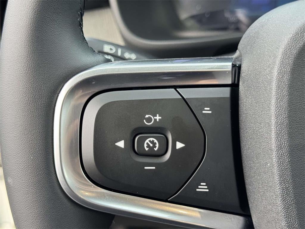 2026 Volvo XC40 Plus, B5 AWD Gas (mild hybrid), Dark