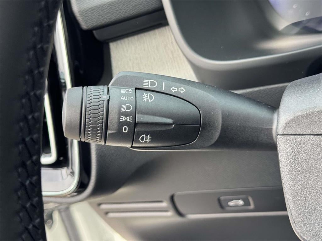 2026 Volvo XC40 Plus, B5 AWD Gas (mild hybrid), Dark