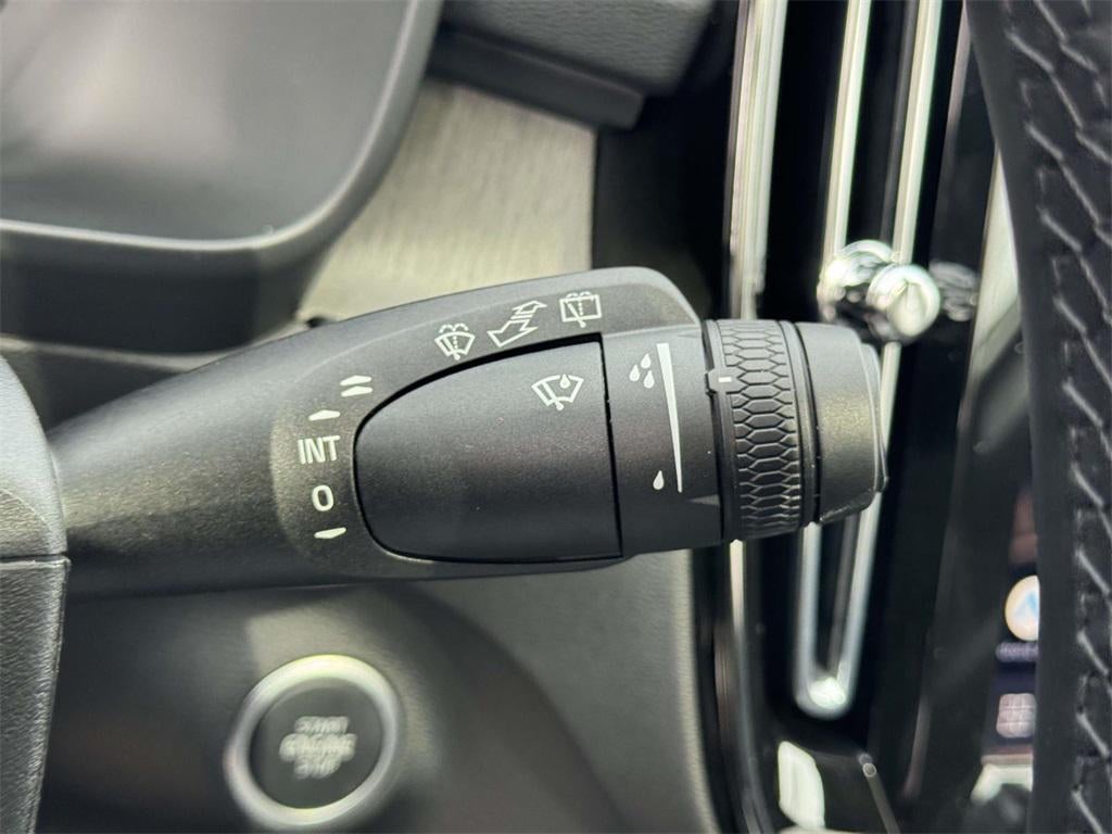 2026 Volvo XC40 Plus, B5 AWD Gas (mild hybrid), Dark