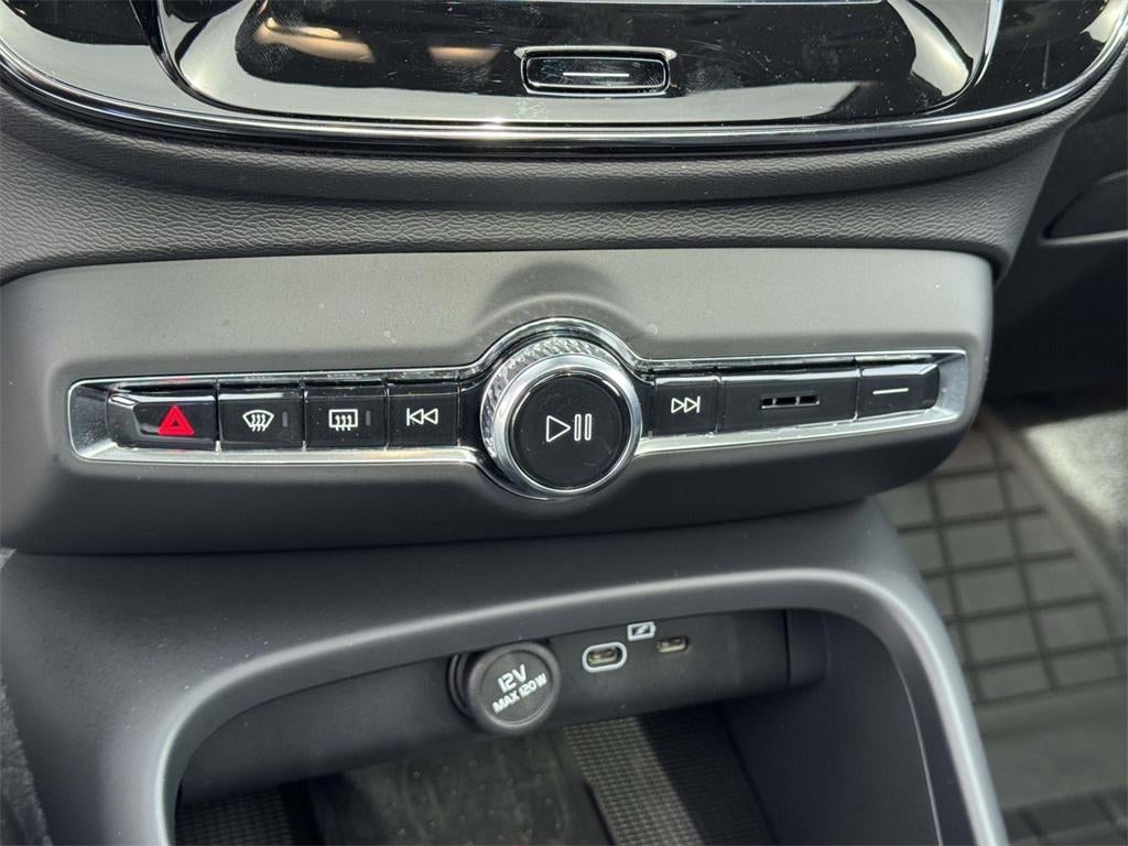 2026 Volvo XC40 Plus, B5 AWD Gas (mild hybrid), Dark