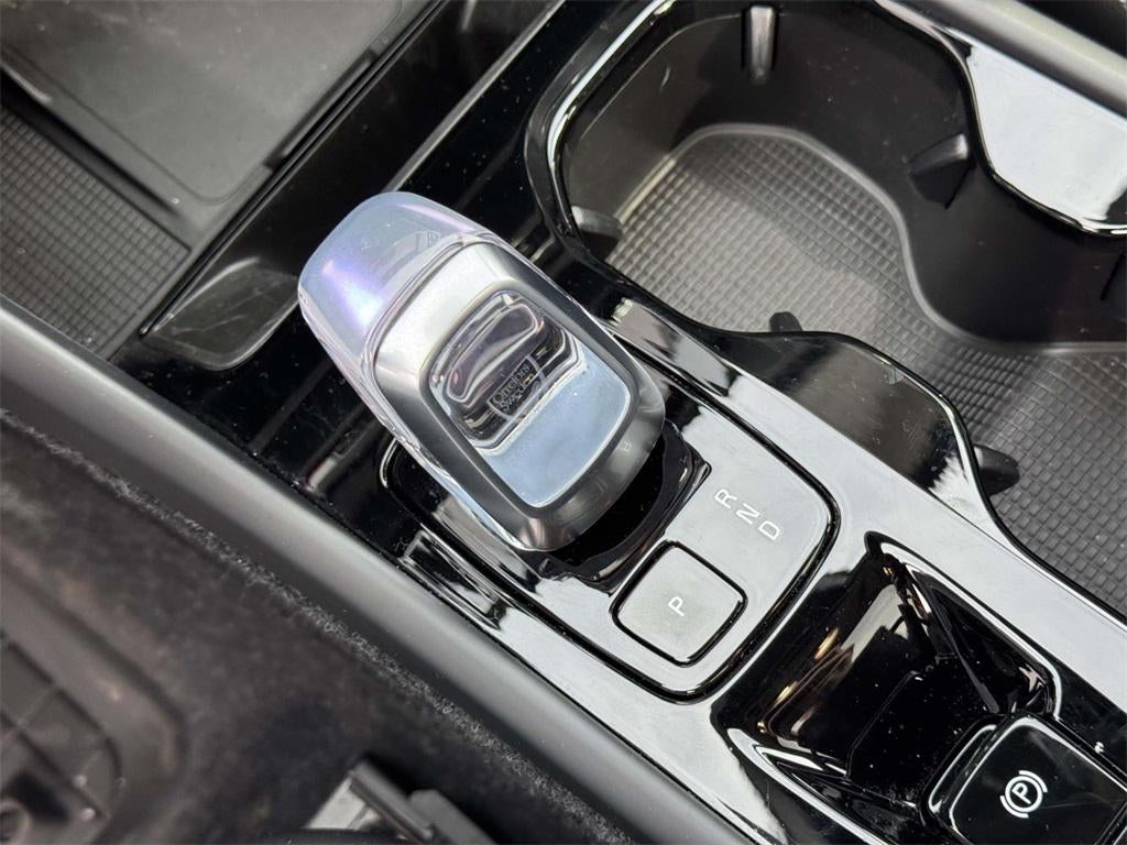 2026 Volvo XC40 Plus, B5 AWD Gas (mild hybrid), Dark