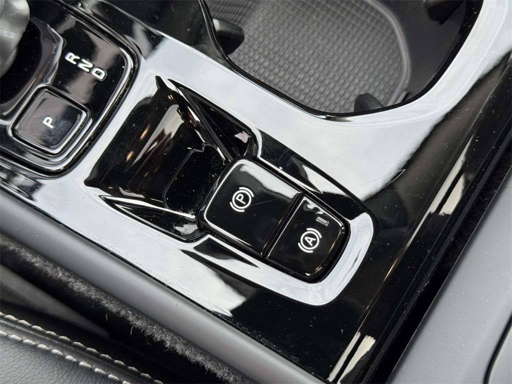 2026 Volvo XC40 Plus, B5 AWD Gas (mild hybrid), Dark