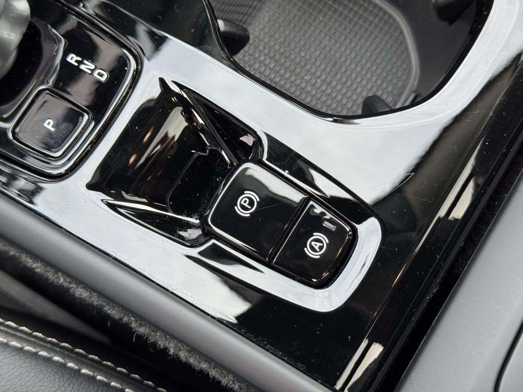 2026 Volvo XC40 Plus, B5 AWD Gas (mild hybrid), Dark