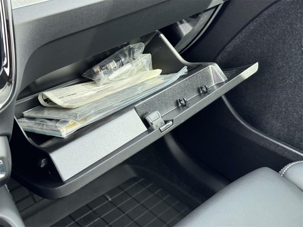 2026 Volvo XC40 Plus, B5 AWD Gas (mild hybrid), Dark